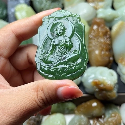 颈饰未镶嵌和田玉龍**人