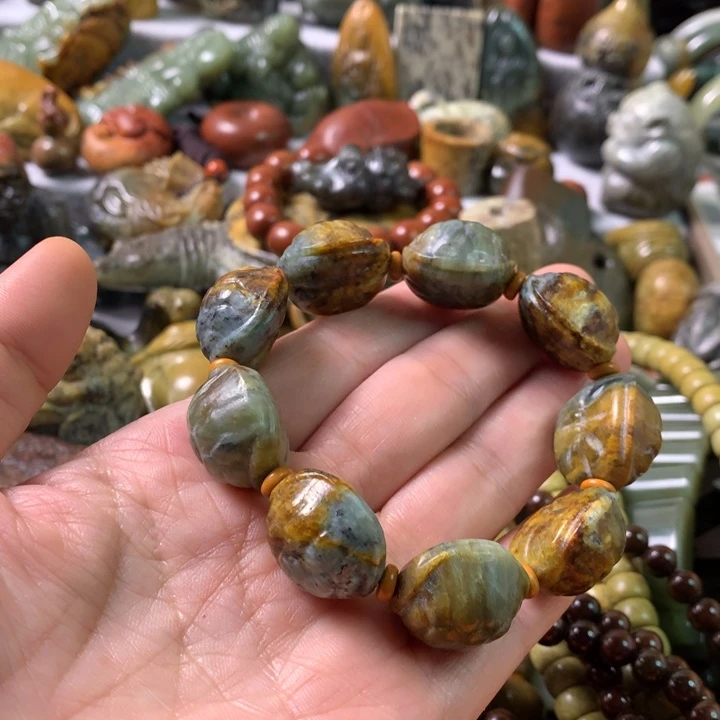 未镶嵌岫岩河磨玉（透闪石质玉）把件