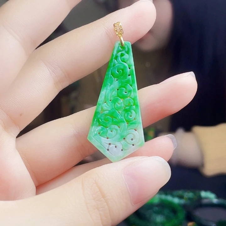 翡翠18K金镶嵌颈饰多样性