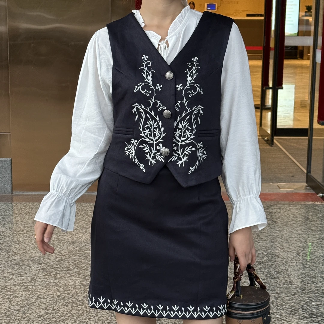 女士刺绣马甲衬衫半身裙套装新款高级感三件套