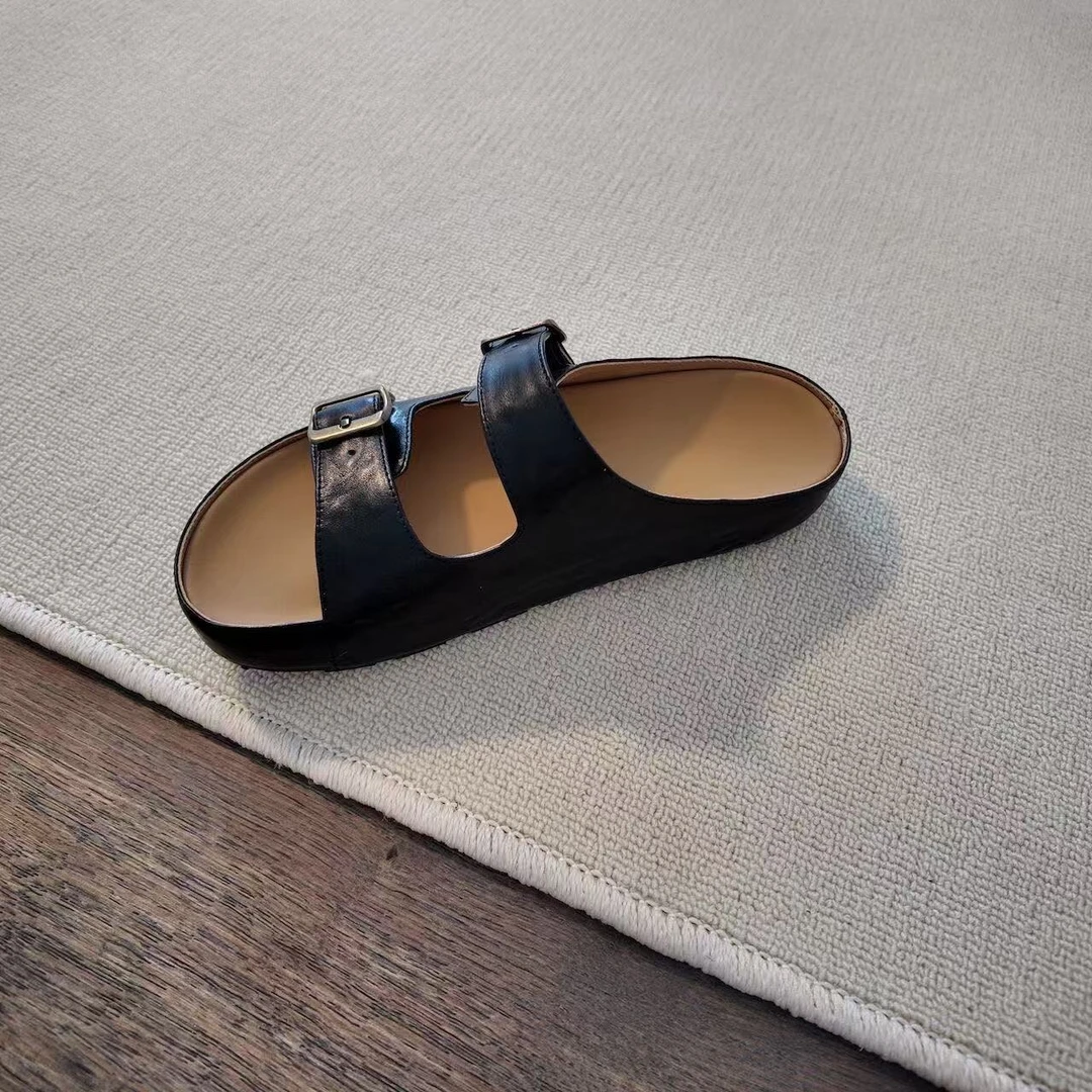 六也「皮扣勃肯」法式复古圆头软底休闲双排扣宽胖脚外穿凉拖L789