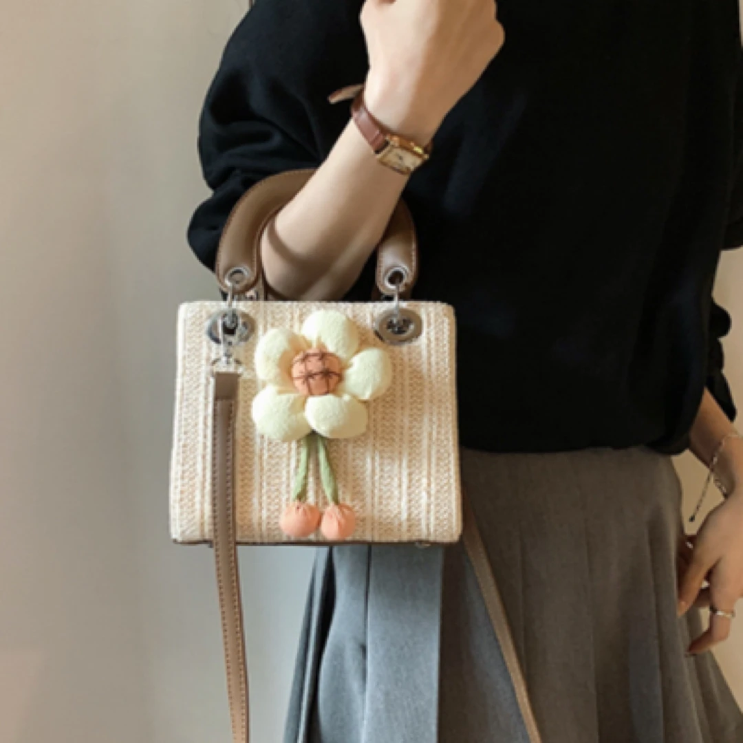 编织草编包包女2026新款小众设计高级感斜挎包海边爆款手提戴妃包