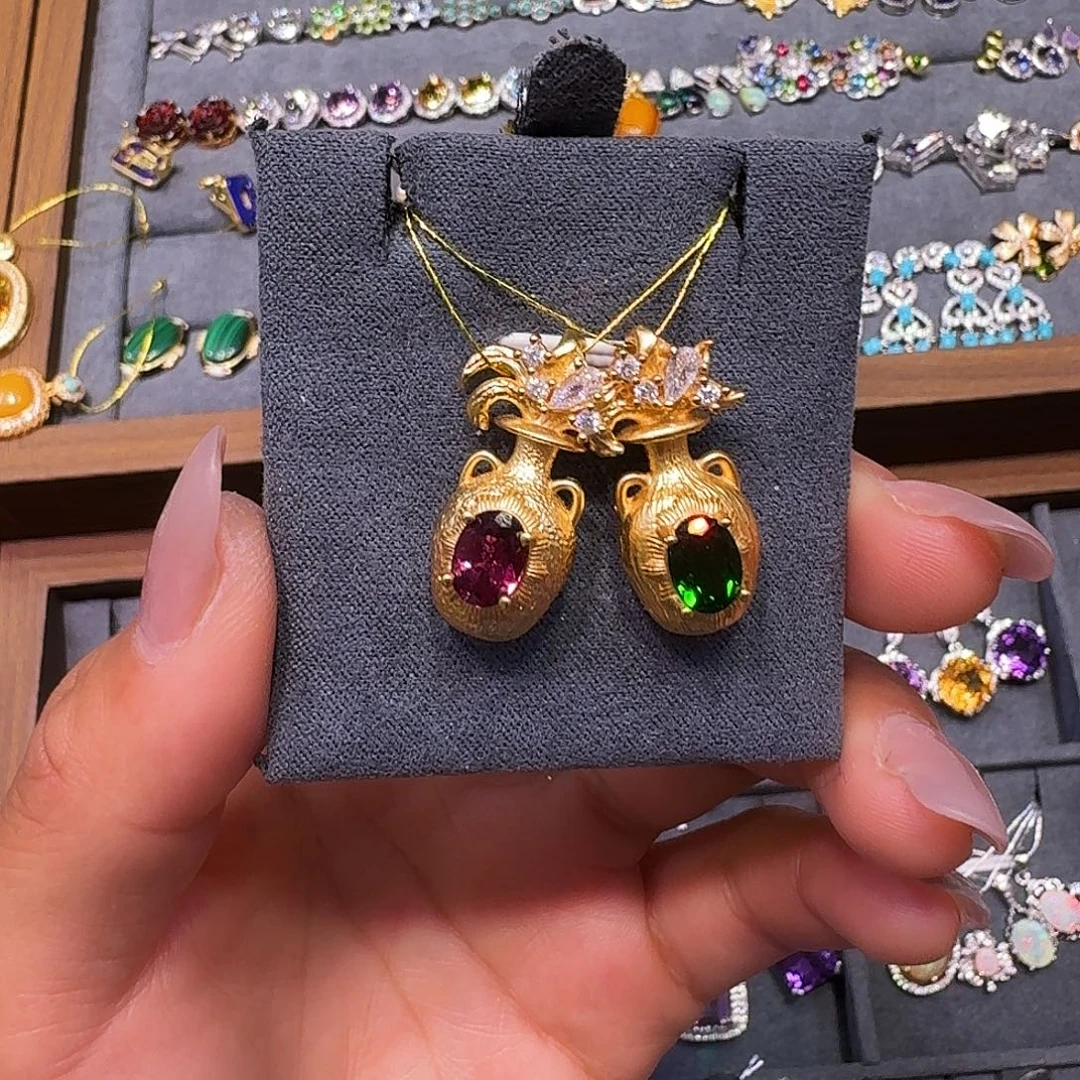 与***漫未镶嵌颈饰紫晶红