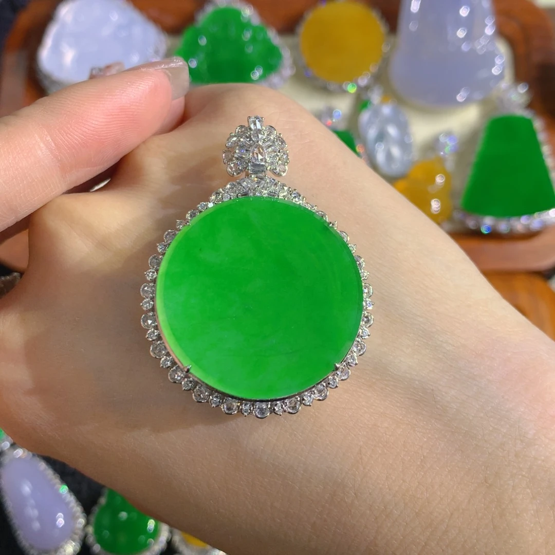 颈饰18K金镶嵌翡翠