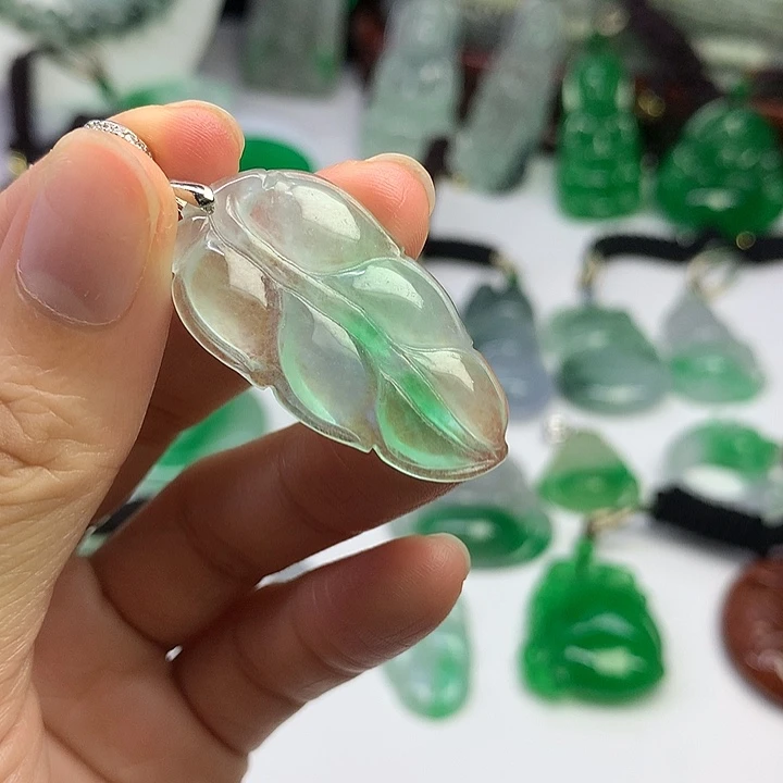 翡翠未镶嵌吊坠(赠链)