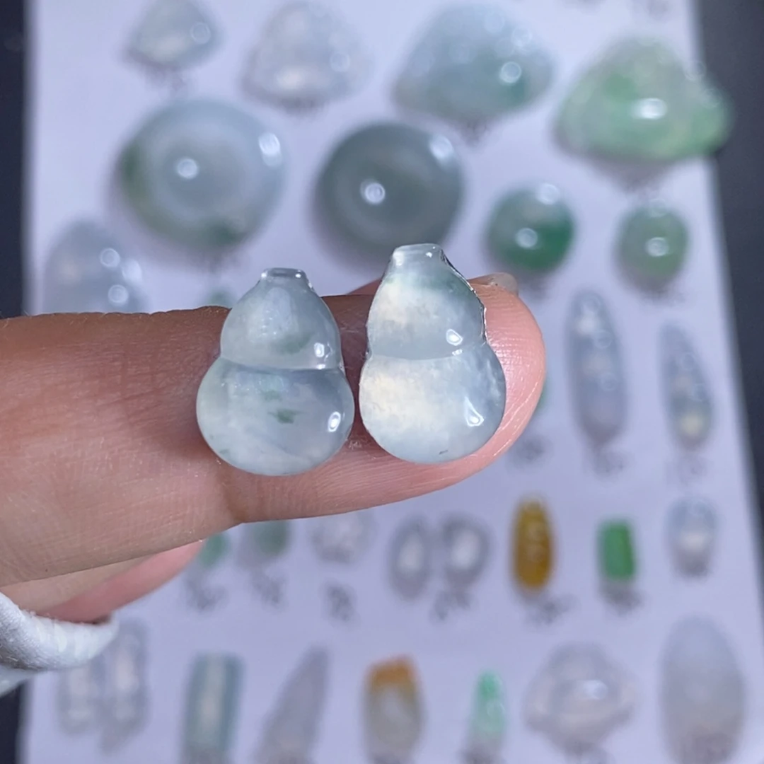 翡翠裸石一对葫芦