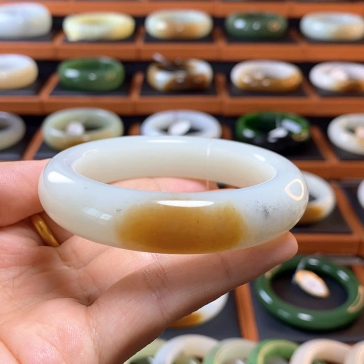 和田玉（糖玉）手镯未镶嵌55圈