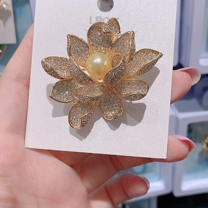 锆石铜合金莲花胸针