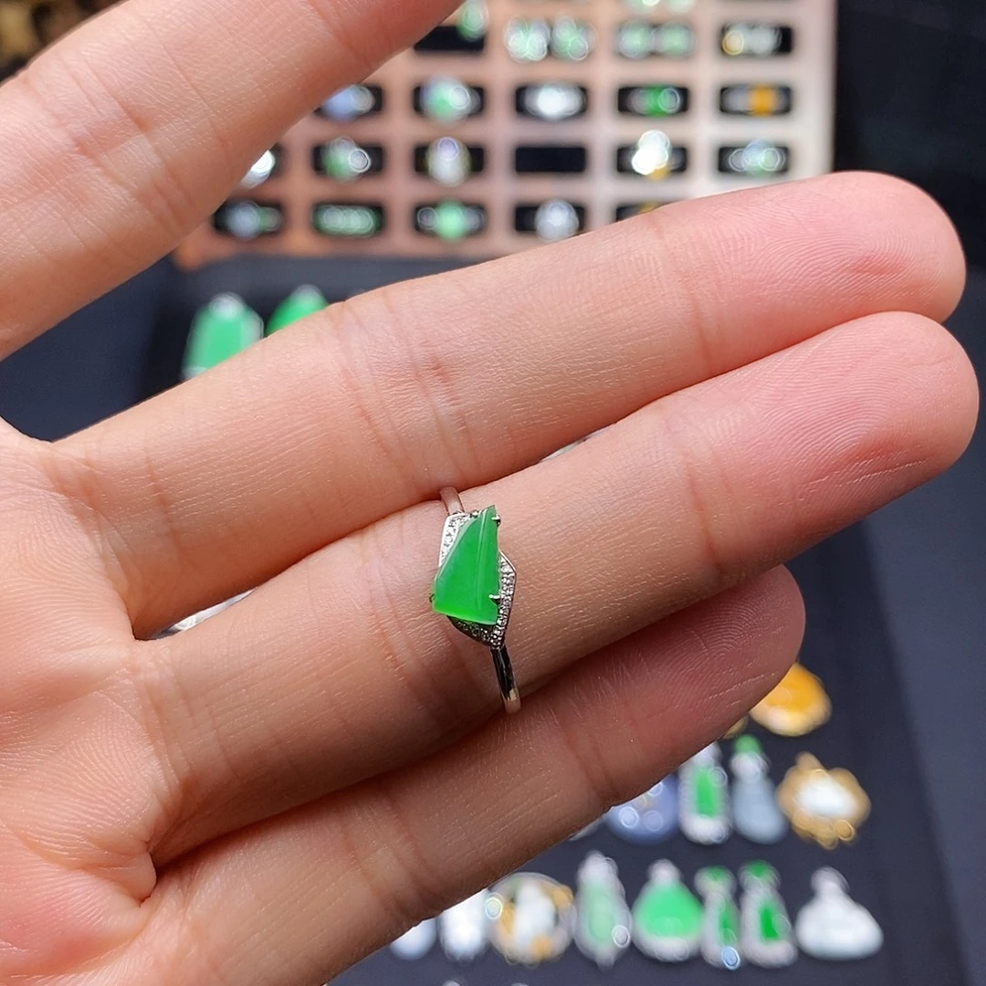 翡翠18K金镶嵌戒指随型