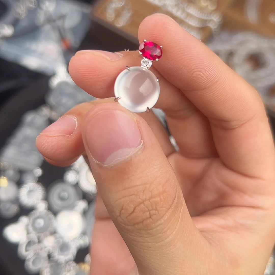 石英质玉银S925镀金镶嵌颈饰红宝蛋面吊坠