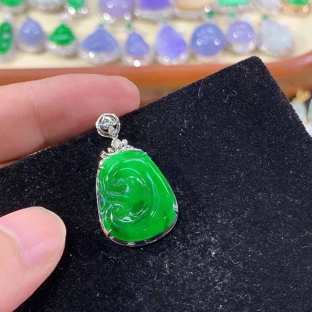 翡翠18K金镶嵌颈饰