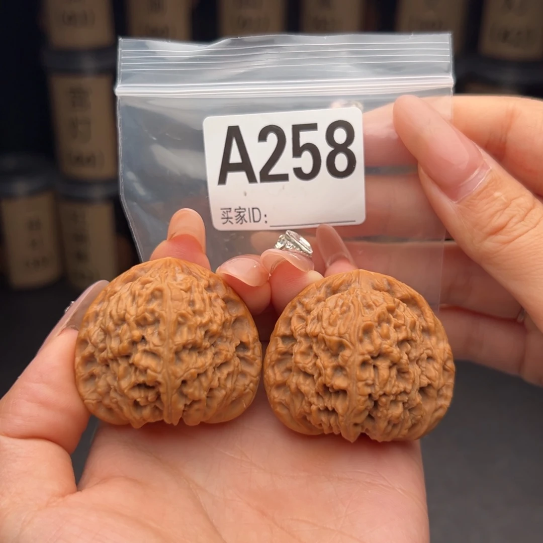 张***诗吊坠文玩核桃南蒋石