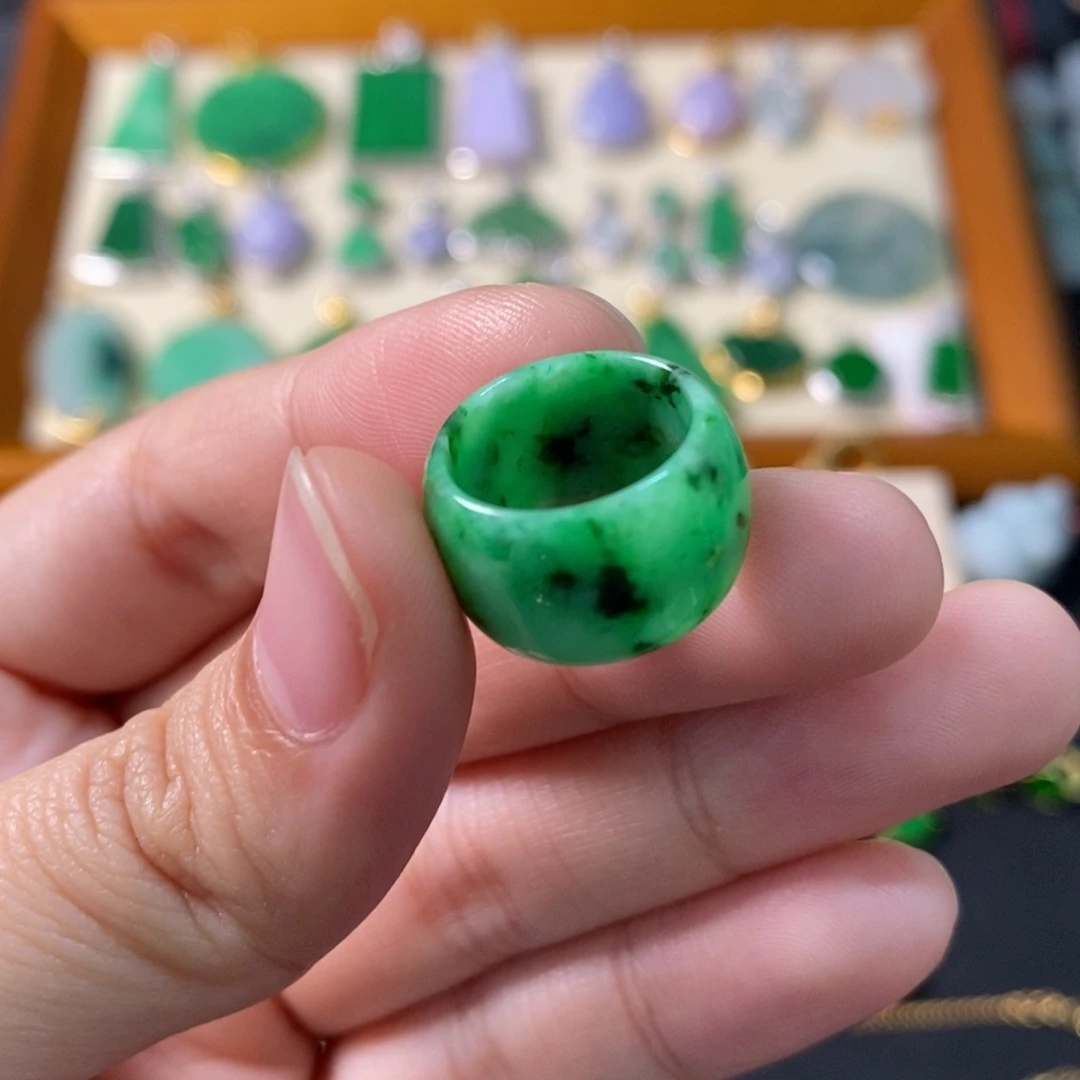 翡翠未镶嵌颈饰路路通