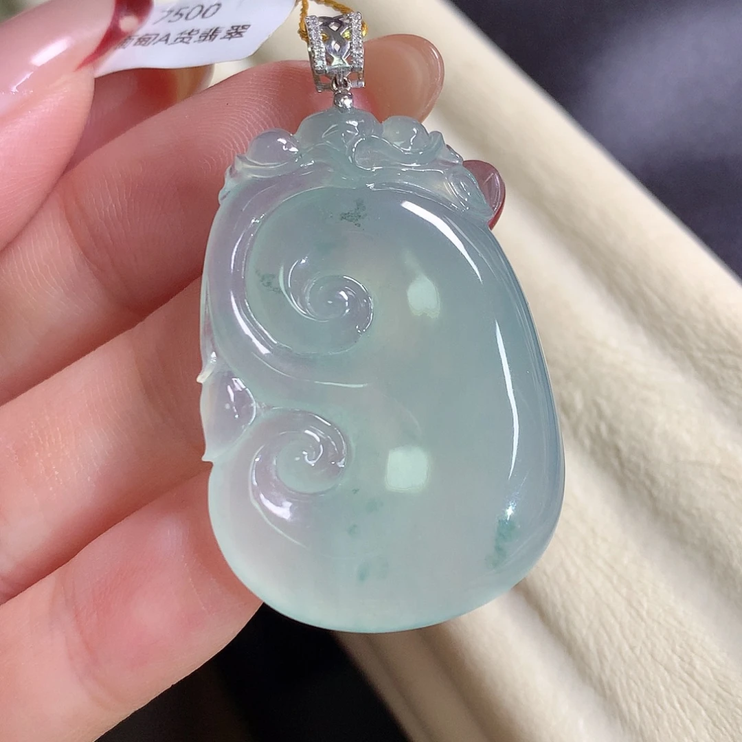 翡翠18K金镶嵌颈饰如意
