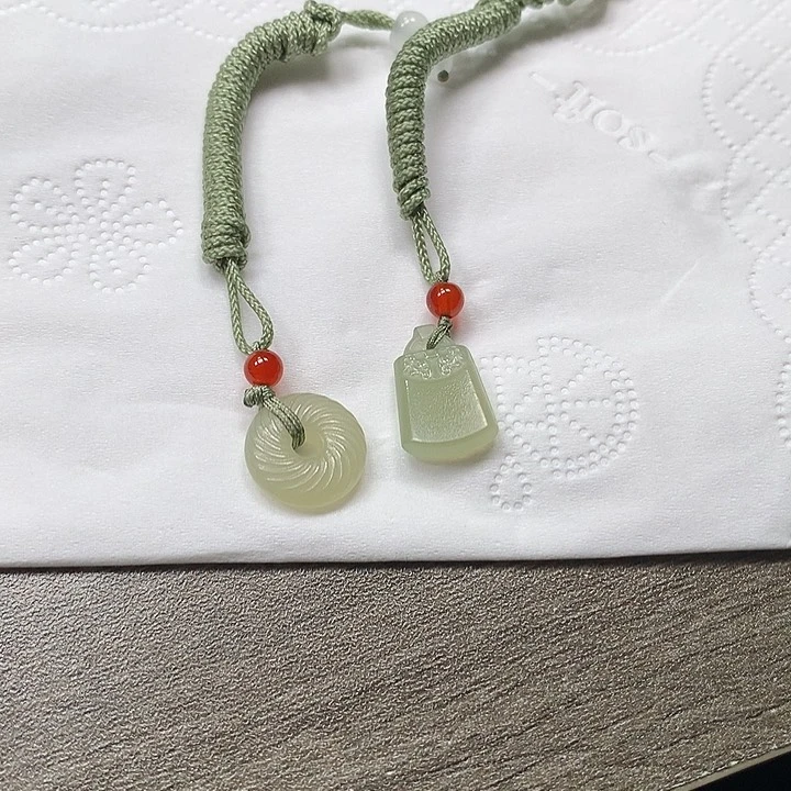 和田玉未镶嵌颈饰两个