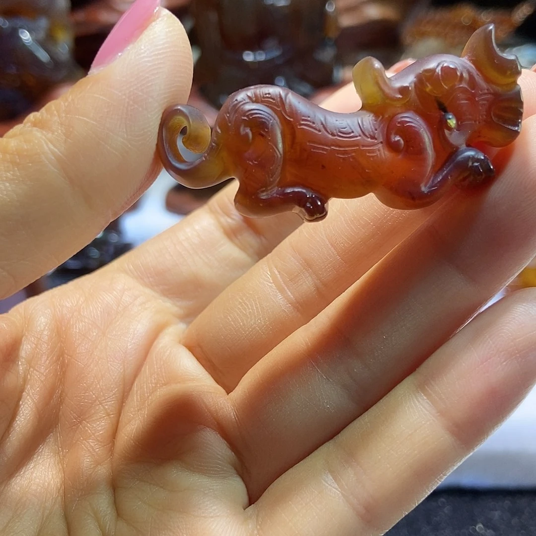 琥珀颈饰未镶嵌虎苻