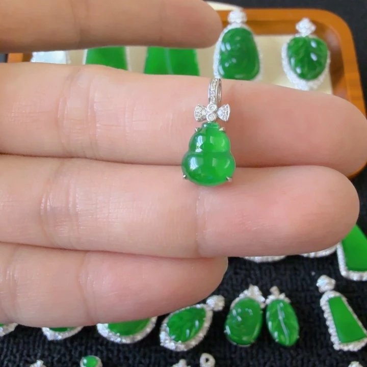 翡翠18K金镶嵌颈饰吊坠