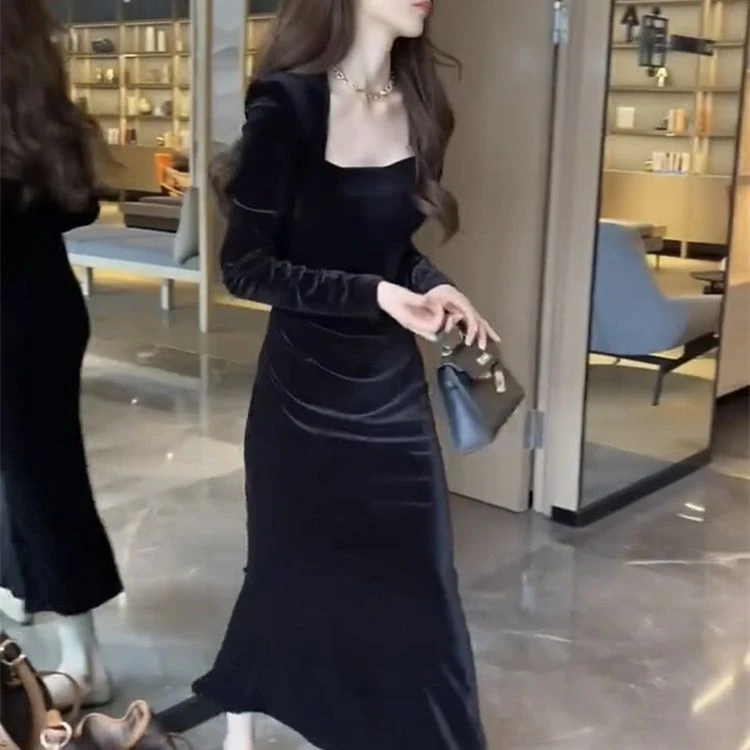 法式高级感方领长袖连衣裙女秋冬丝绒收腰显瘦包臀黑色气质长裙