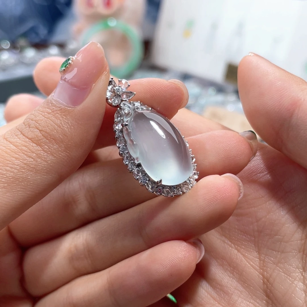 翡翠18K金镶嵌颈饰