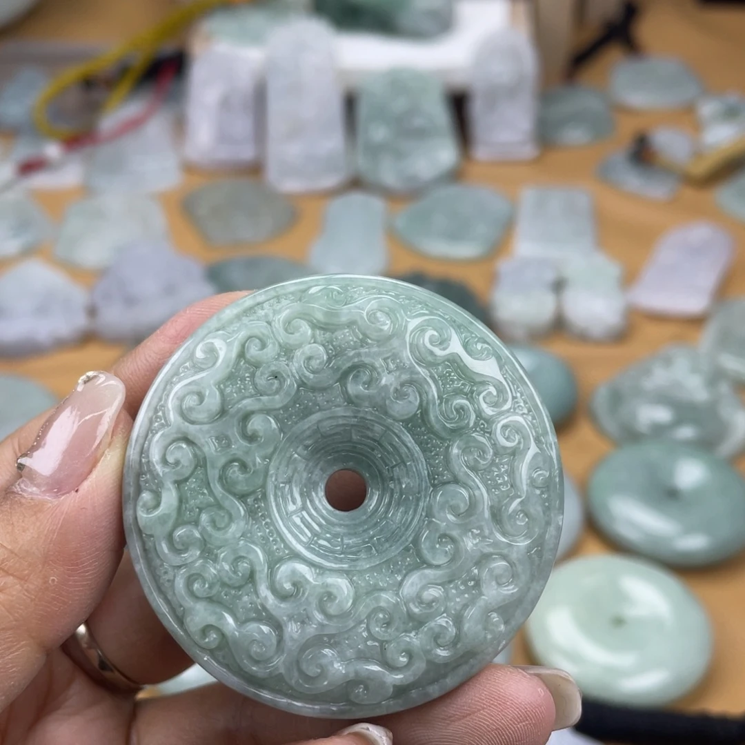 翡翠未镶嵌颈饰平安扣