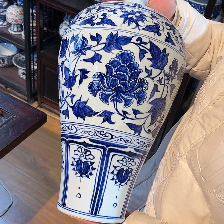 瓷片青花缠枝牡丹梅瓶