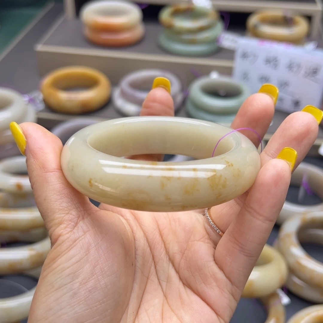 崔***.石英质玉（佘太翠）未镶嵌手镯