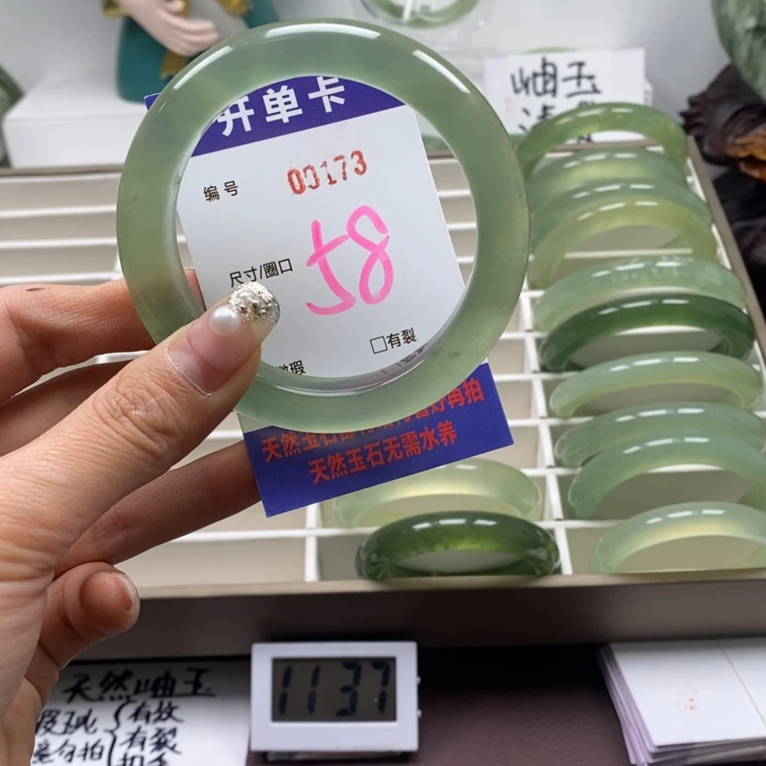 蛇纹石玉手镯未镶嵌