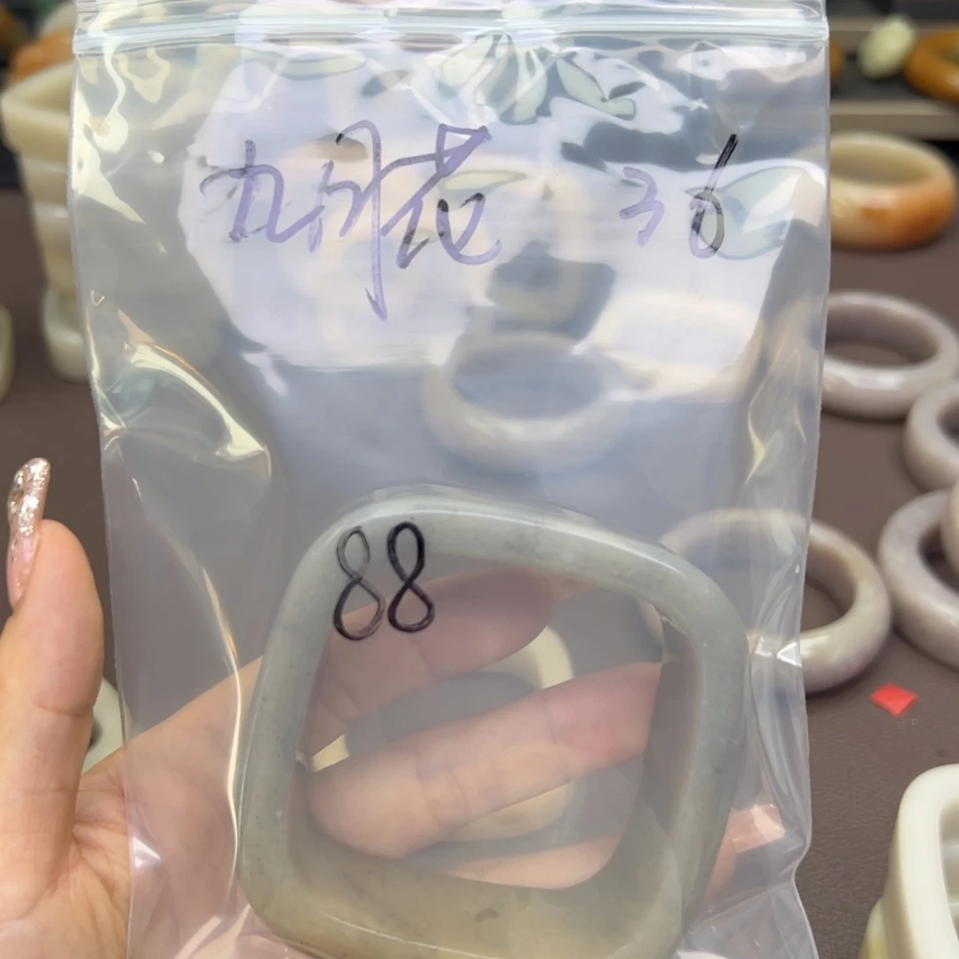 石英质玉手镯未镶嵌九*花