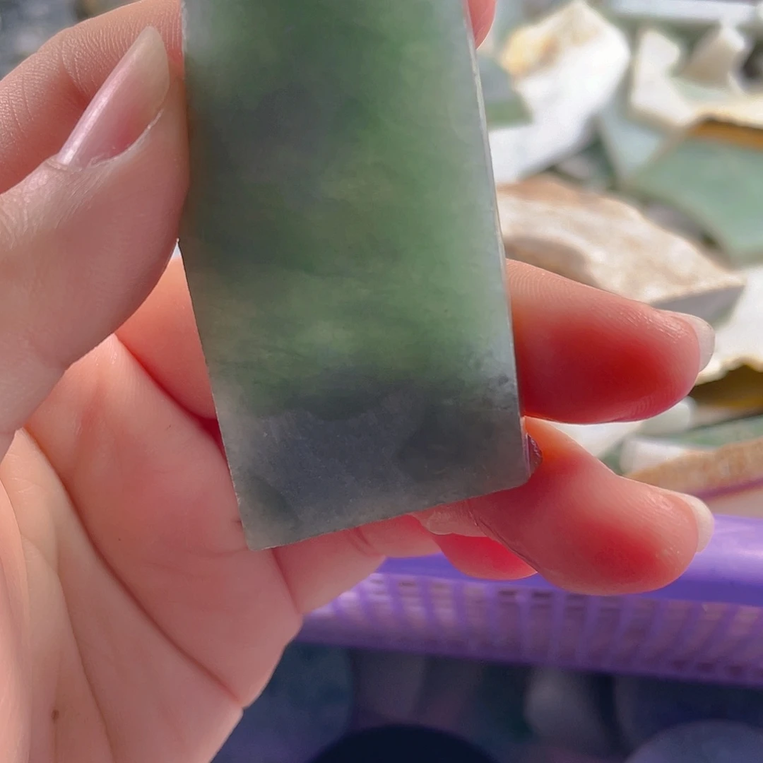 颈饰未镶嵌翡翠。