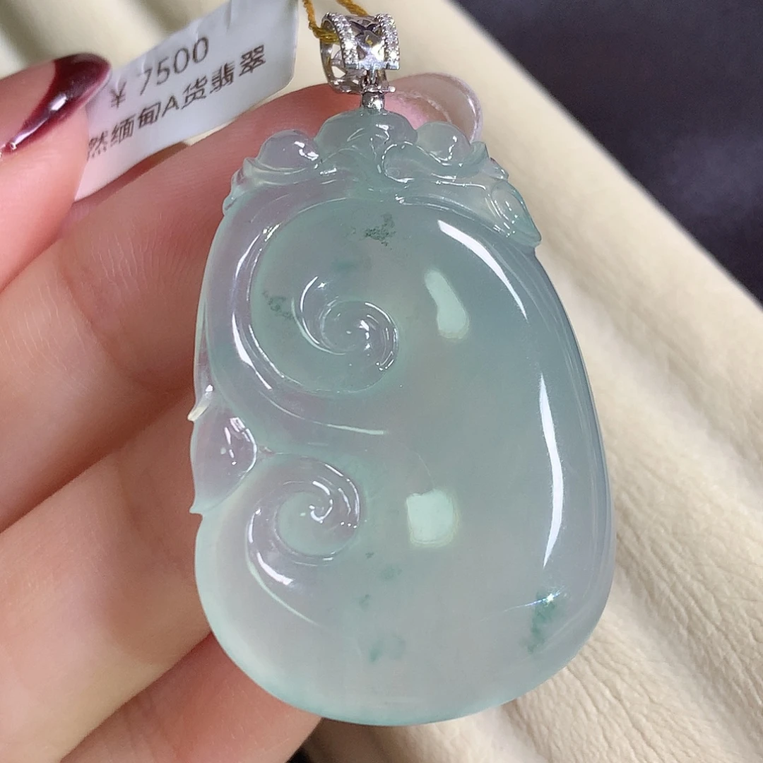 翡翠18K金镶嵌颈饰如意