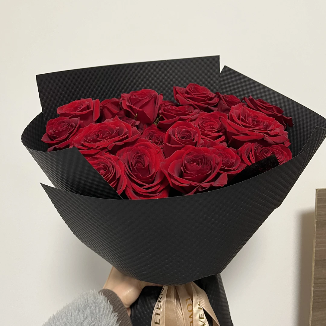 11朵红玫瑰黑色包装经典款情人节鲜花礼物郑州同城配送