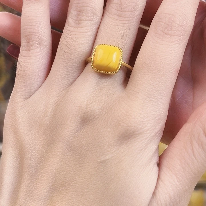 裸石琥珀未镶嵌方糖鸡油黄戒指