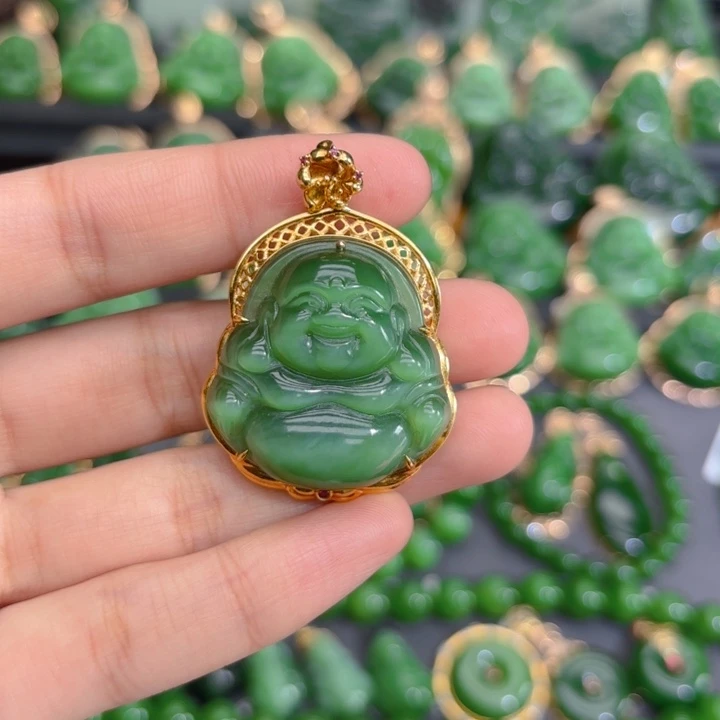 颈饰18K金镶嵌和田玉（碧玉）