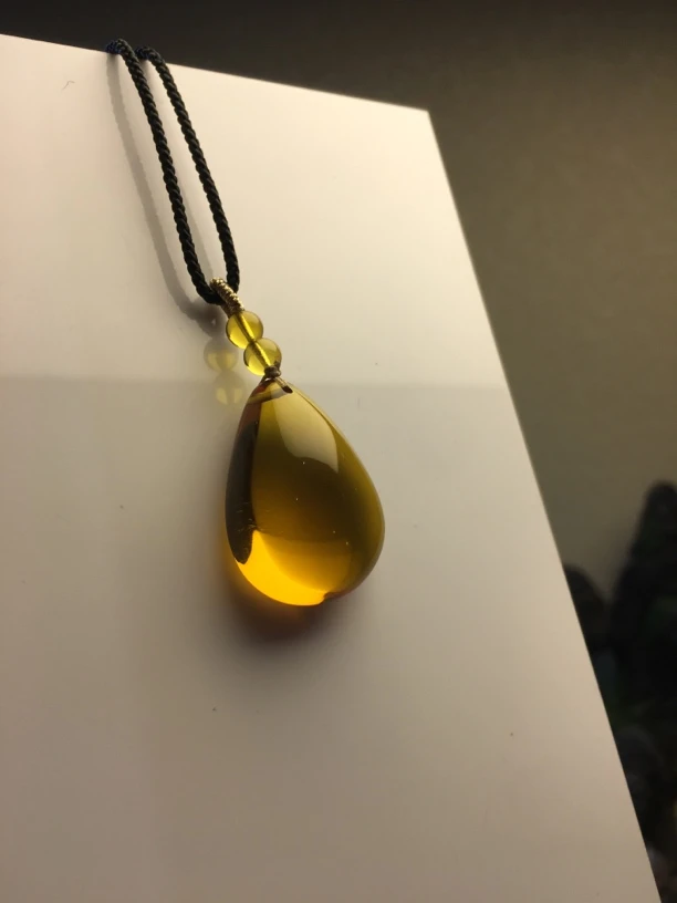 天然缅甸琥珀金蓝珀小吊坠