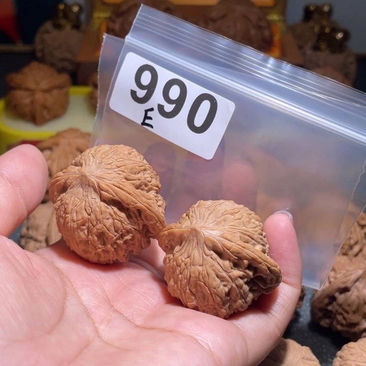 文玩核桃吊坠绣球