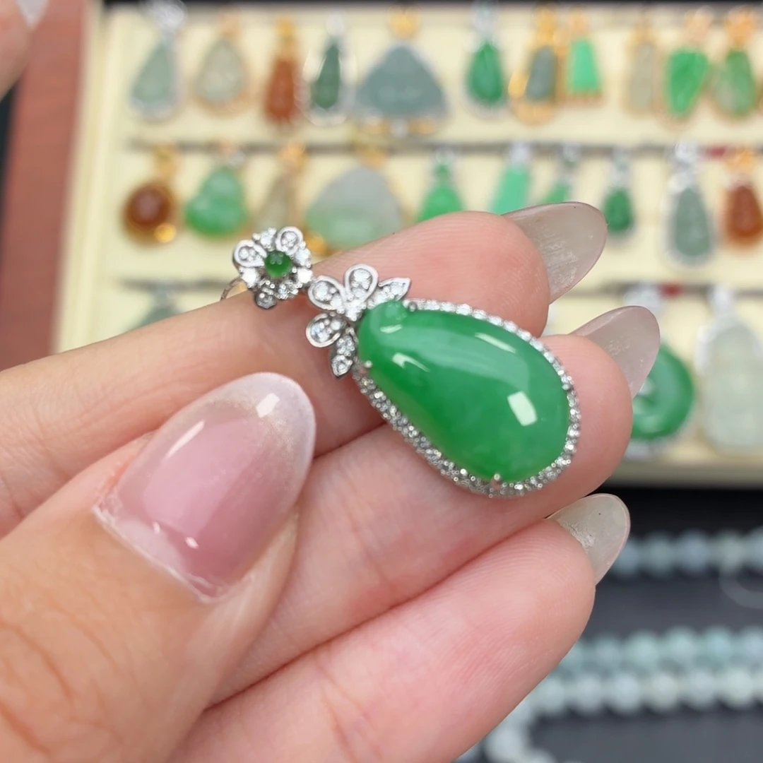 翡翠18K金镶嵌颈饰