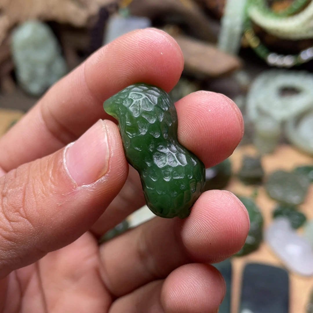 y***1和田玉未镶嵌颈饰