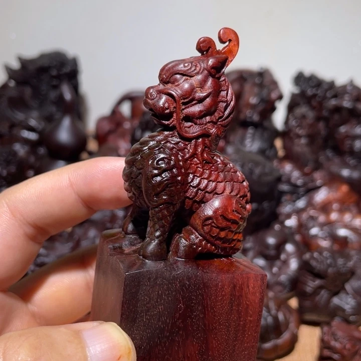 木小叶紫檀麒麟手把件