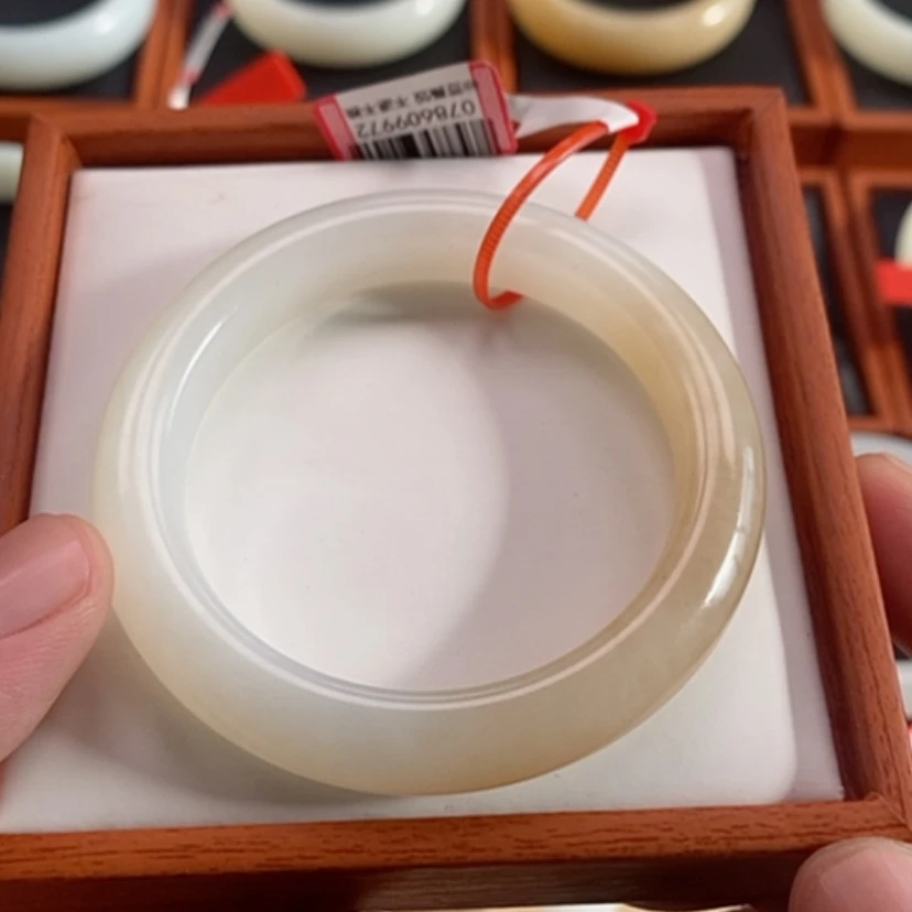 【闪购商品】未镶嵌手镯和田玉谭*花