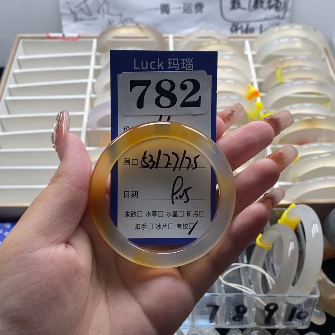K***8玛瑙/玉髓未镶嵌手镯
