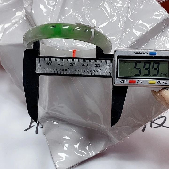 翡翠手镯未镶嵌215。