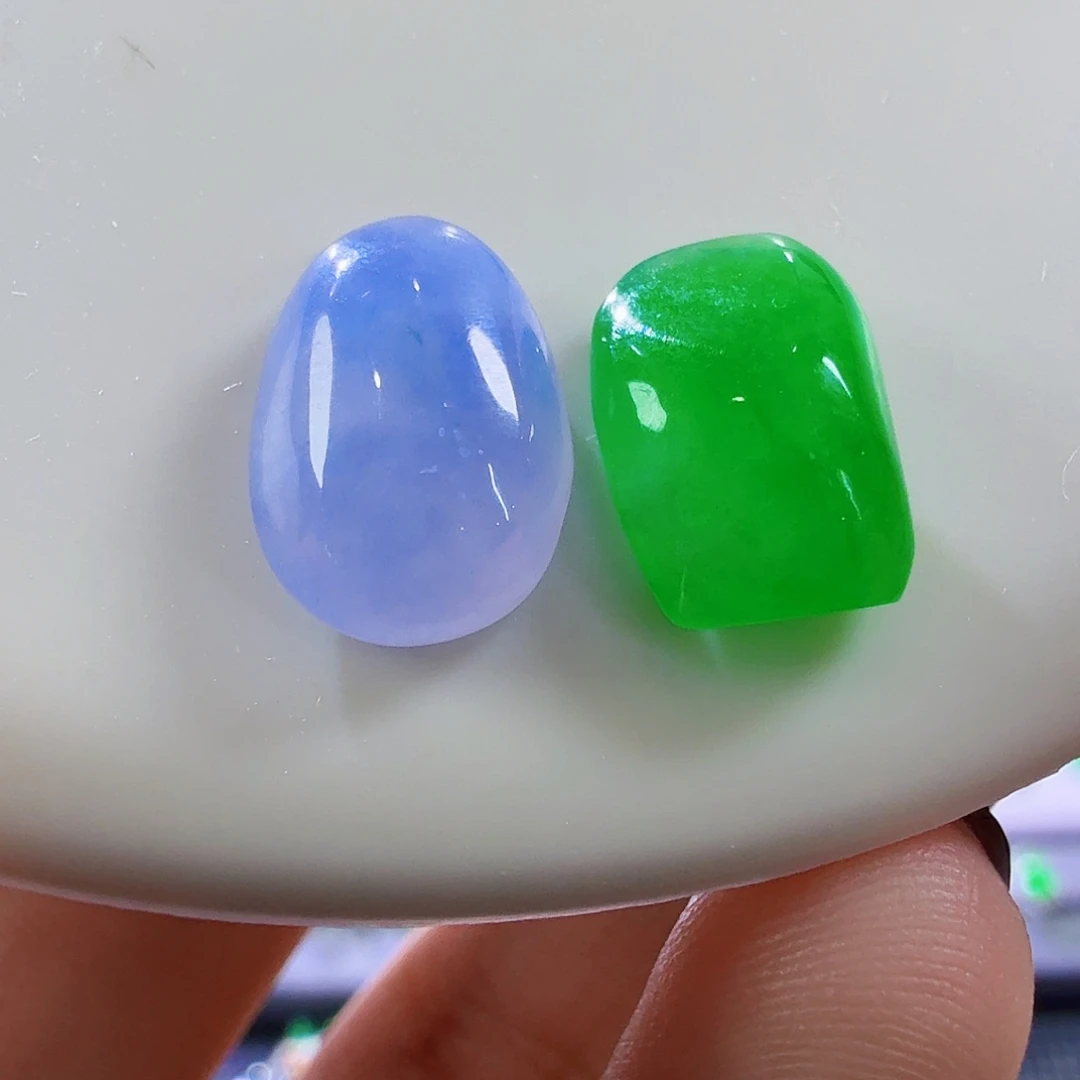 翡翠未镶嵌颈饰一对