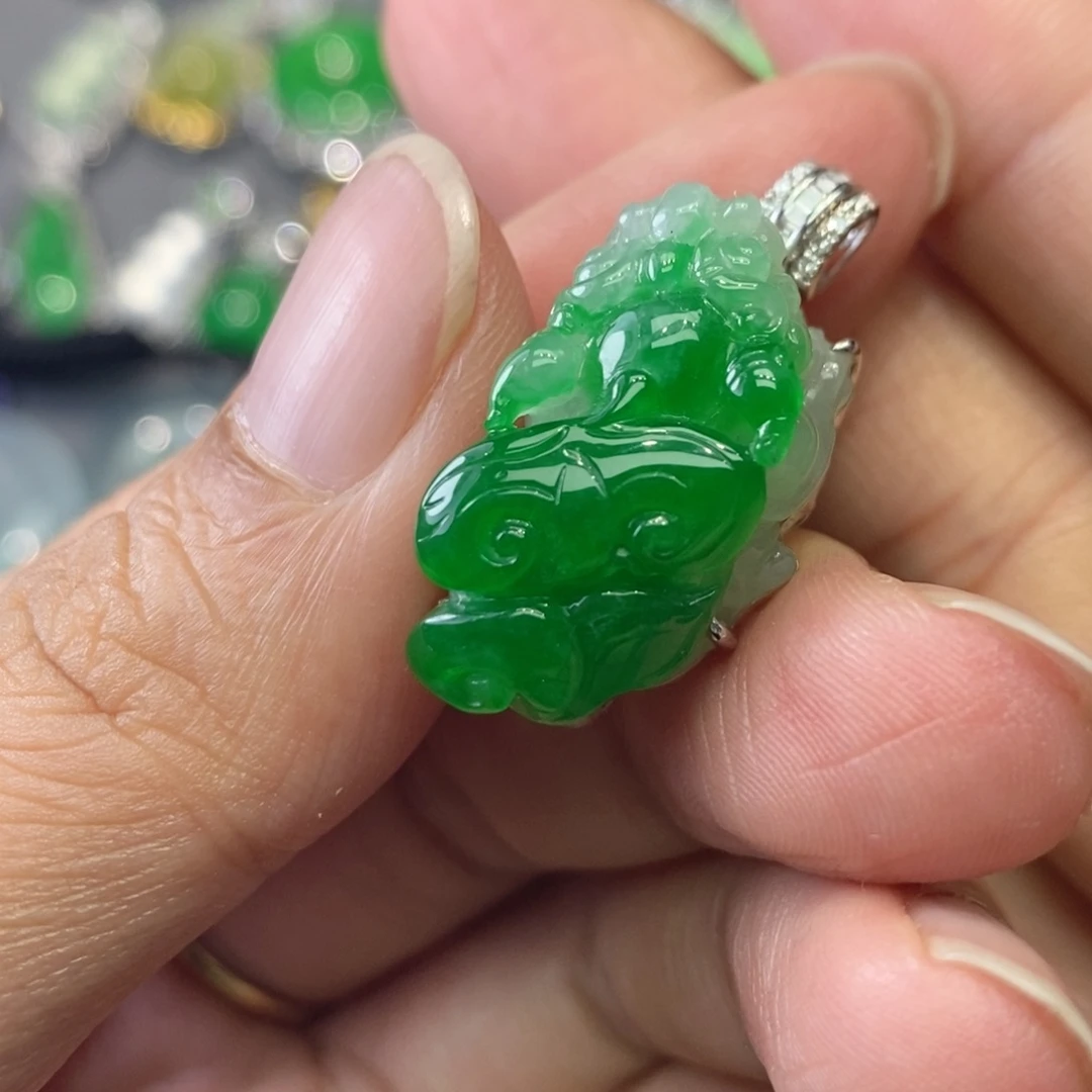 颈饰18K金镶嵌翡翠缅甸