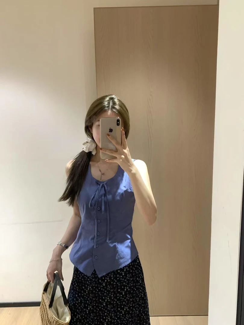 韩11夏日蓝色领口绑带宽肩带衬衫背心搭配蓝色碎花A字裙摆半身裙