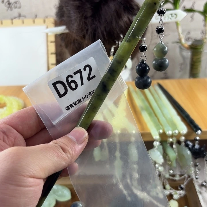 蛇纹石玉发饰合金王**贝