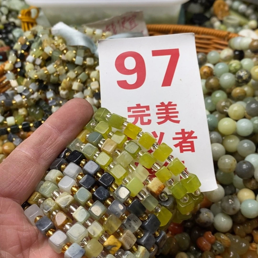 蛇纹石玉挂坠未镶嵌