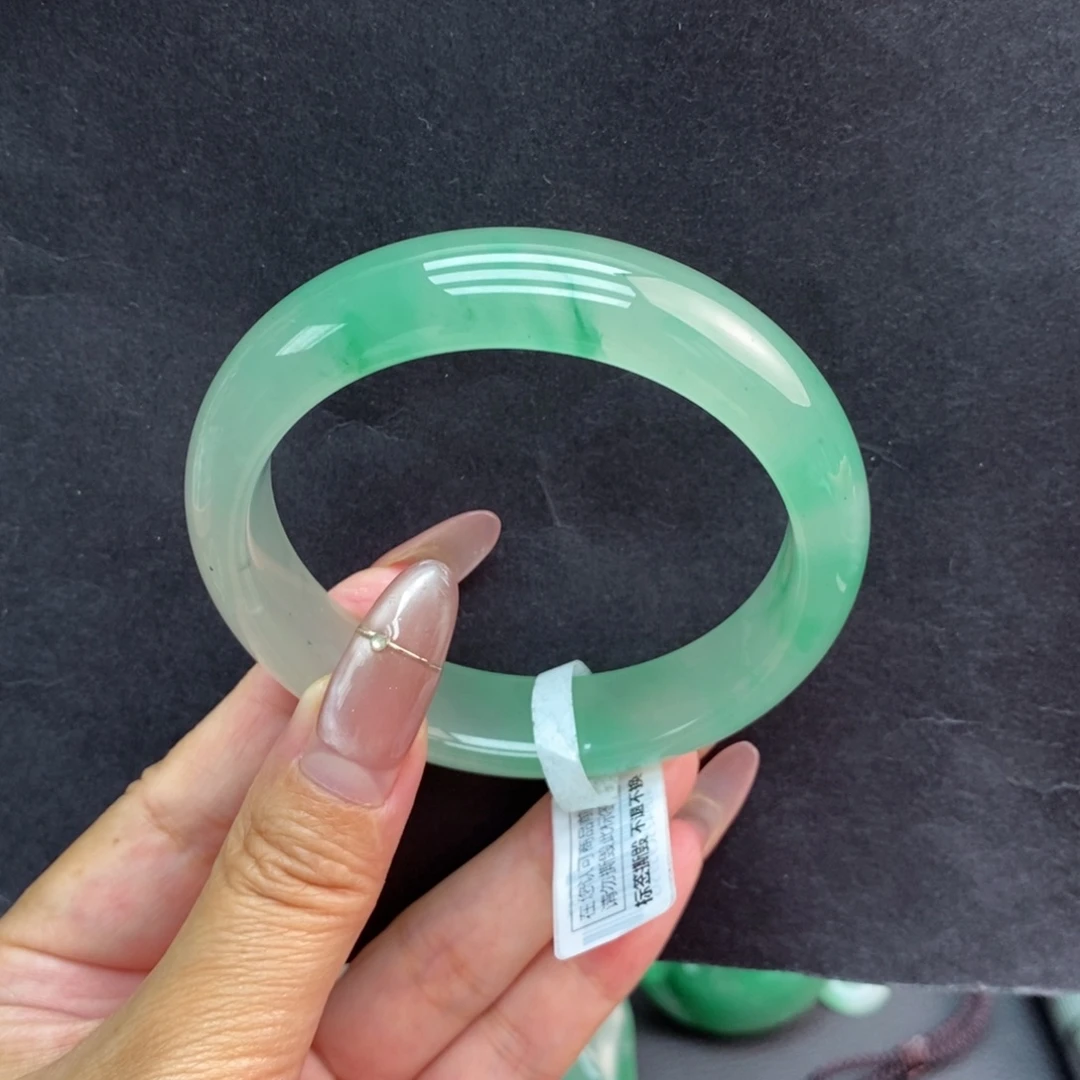 东***店未镶嵌手镯石英质玉