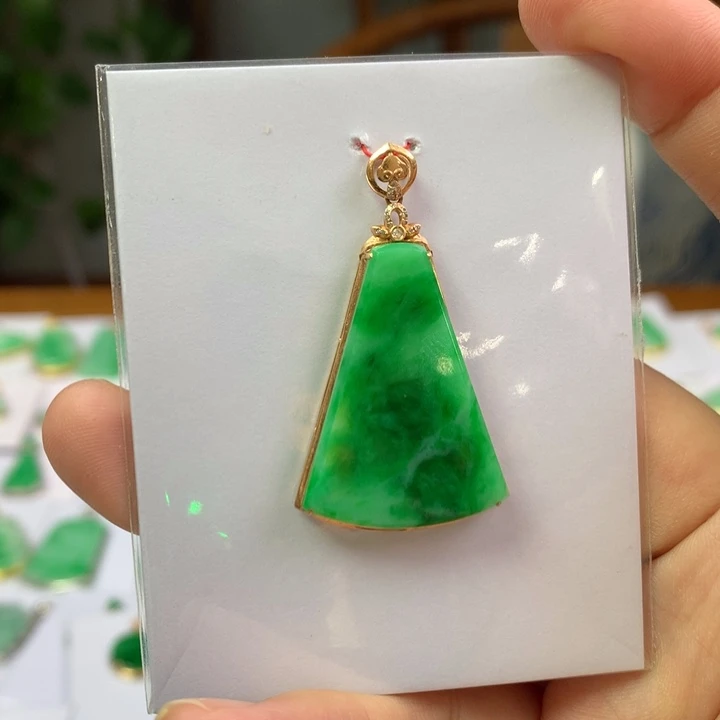 翡翠18K金镶嵌颈饰翡翠翡翠吊坠