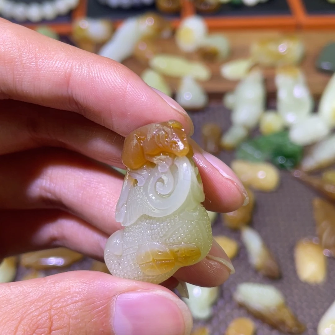 和田玉未镶嵌颈饰糖白鼠你有钱
