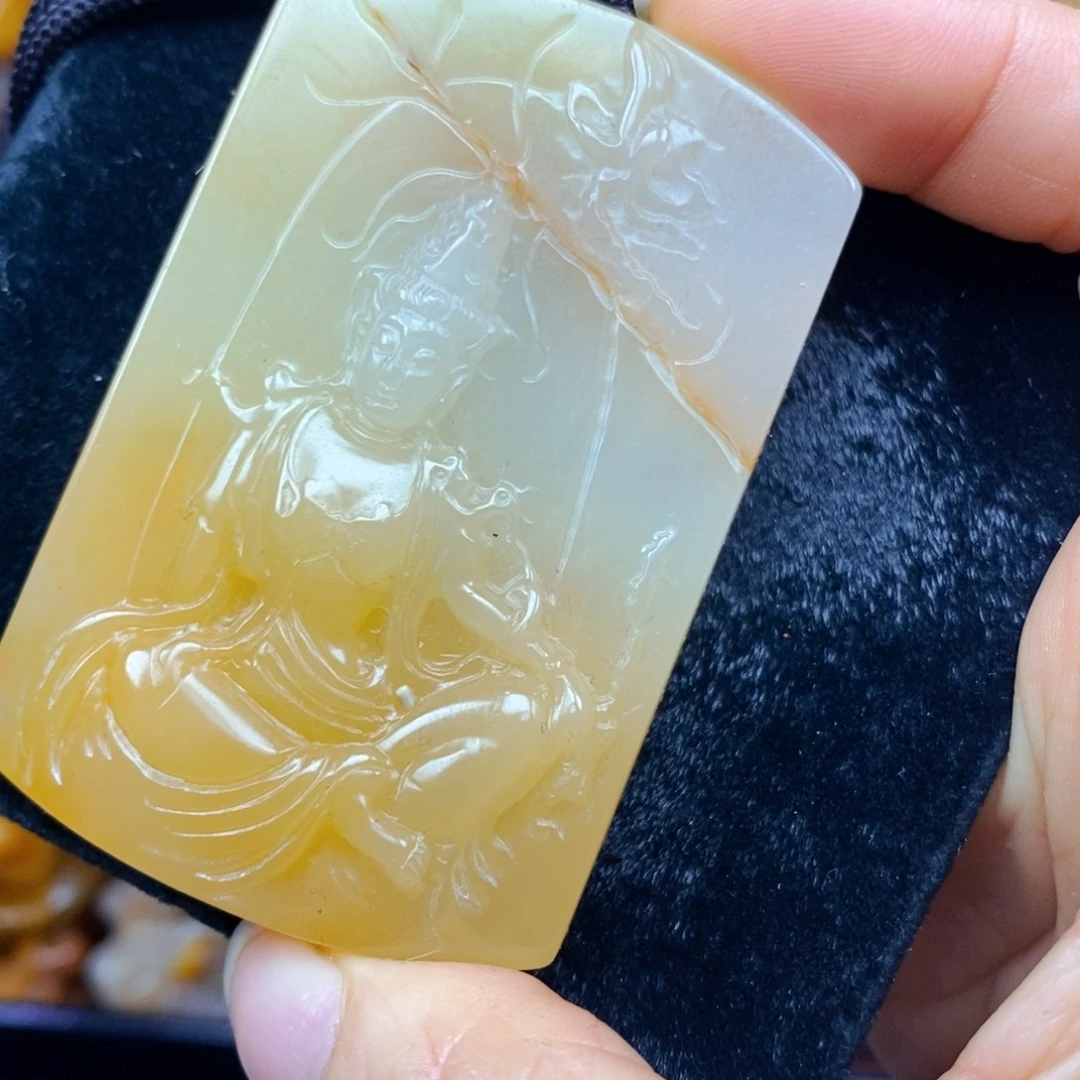 未镶嵌石英质玉（黄龙玉）颈饰